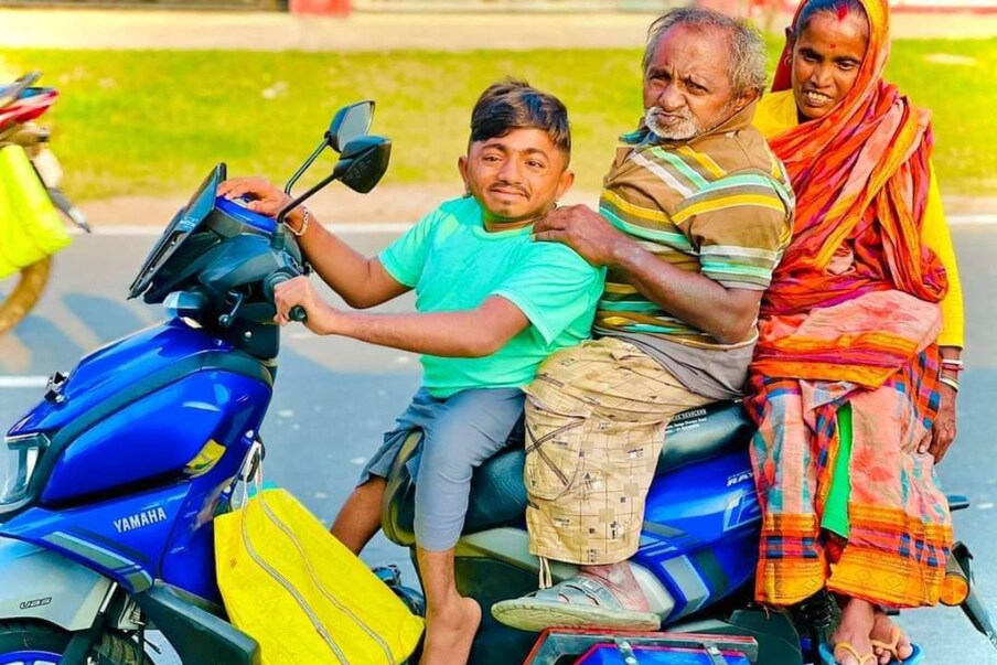  জীবনের গল্প বলতেন জনপ্রিয় দিব্যাঙ্গ ইউটিউবার অমিত মন্ডল। তাঁকে দেখার পর অনেকেই উৎসাহিত হয়েছিলেন ইউটিউব ব্লগ বানাতে। (নবাব মল্লিক)
