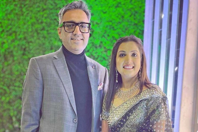 পাশে ছিলেন আশনীরের স্ত্রী মাধুরী। কথাটা বলার সঙ্গে সঙ্গে বউয়ের দিকে তাকিয়ে দেখেন, তাঁর মুখ গম্ভীর হয়ে যায়। তার পরেই তাঁরা বিজনেস ক্লাসে বিমানে চেপে মুম্বই যাচ্ছিলেন। কিন্তু স্ত্রী তাঁর সঙ্গে একটাও কথা বলেন না। 