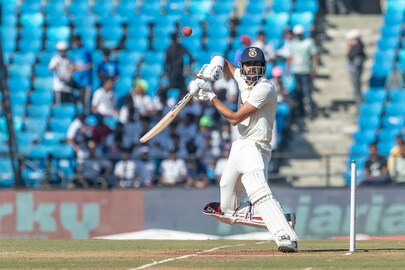 ৮৪ করে আউট হলেন অক্ষর