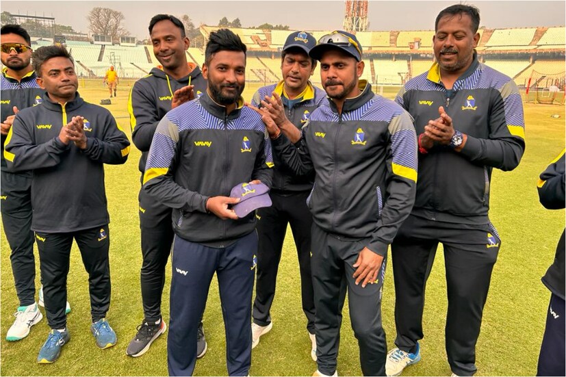 ইডেন গার্ডেন্সে রঞ্জি ট্রফির ফাইনালে বাংলার হয়ে অভিষেক হল তরুণ ওপোনার সুমন্ত গুপ্তর। ১৯৮৯-৯০ সালের রঞ্জি ফাইনালে বাংলার হয়ে ফার্স্ট ক্লাস ক্রিকেটে আত্মপ্রকাশ করেছিলেন সৌরভ গঙ্গোপাধ্যায়। এবার সুমন্ত।