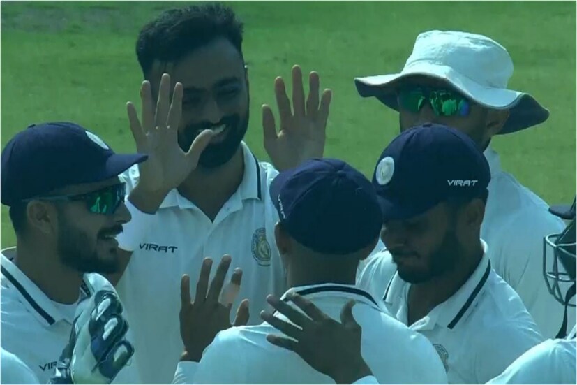  টস হেরে ব্যাট করতে নেমেই শুরু থেকে ধস নামে বাংলার ব্যাটিং অর্ডারে। জয়দেব উনাদকাট ও চেতন সাকারিয়ার দাপটে ৩৪ রানের মধ্যে ৫ উইকেট হারিয়ে বসে বাংলা দল। 