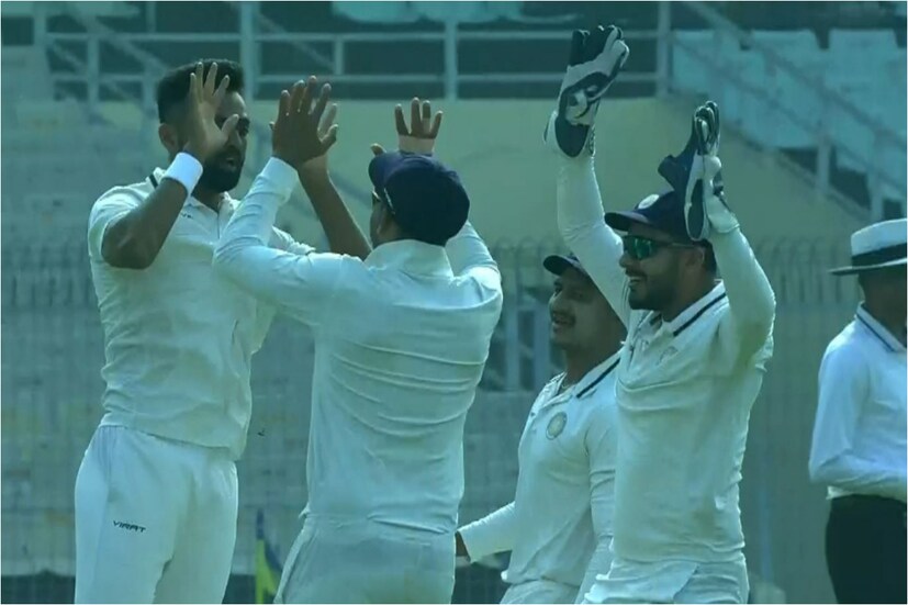 টস হেরে ব্যাট করতে নেমেই শুরু থেকে ধস নামে বাংলার ব্যাটিং অর্ডারে। জয়দেব উনাদকাট ও চেতন সাকারিয়ার দাপটে ৩ রানের মধ্যে ৩ উইকেট হারিয়ে বসে বাংলা। চতুর্থ উইকেট পড়তেও বেশি সময় লাগেনি। 