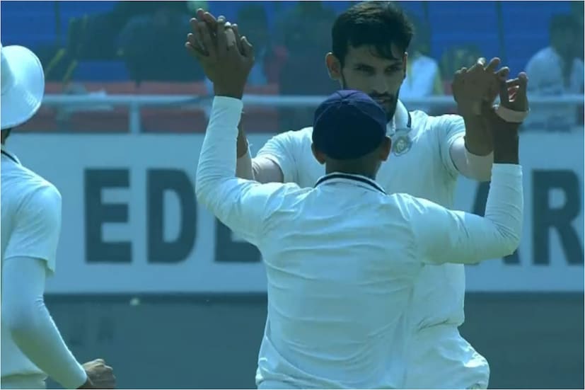 কিছুটা লড়াই করার চেষ্টা করেন শাহবাজ আহমেদ ও আকাশ ঘটক। দুজন মিলে জুটিতে ৩১ রান যোগ করে। ৬৫ রানে ষষ্ঠ উইকেট পড়ে বাংলার। ১৭ রান করে আউট হন চেতেন সাকারিয়া। একদিক থেকে লড়াই চালিয়ে যাচ্ছেন শাহবাজআহমেদ। সঙ্গে রয়েছেন অভিষেক পোড়েল।