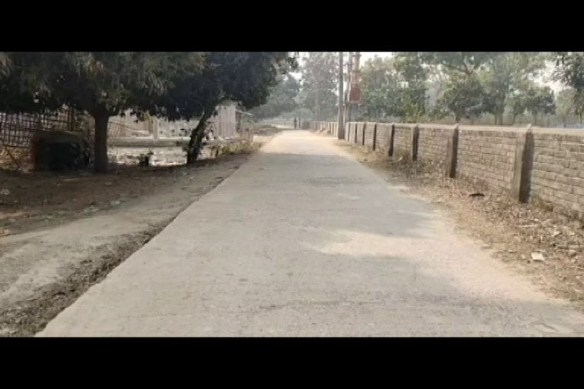 মালদহ:  রাস্তা তৈরিতে বিতর্কে তৃণমূল পরিচালিত মালদা জেলা পরিষদ। মালদহের রতুয়ায় অর্ধেকের বেশি তৈরি হওয়ার রাস্তাকেই ফের নতুন করে তৈরির প্রকল্প মালদহ জেলা পরিষদের। সরব হয়েছে বিরোধীরা। পঞ্চায়েত ভোটের আগে নির্বাচনী তহবিল তৈরি করতেই এমন নজিরবিহীন দুর্নীতি, অভিযোগ বিরোধীদের। যদিও অভিযোগ উড়িয়েছেন মালদহ জেলা পরিষদের তৃণমূল সভাধিপতি।