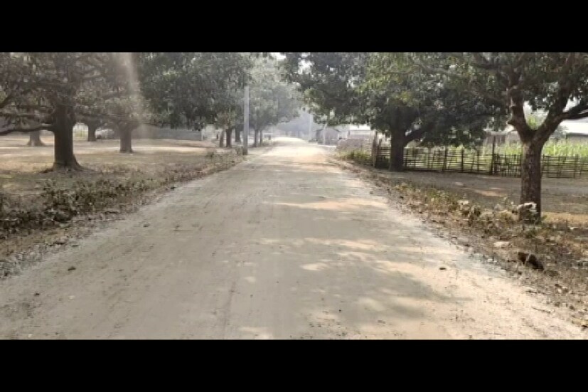 এদিকে মালদা জেলা পরিষদের বিরুদ্ধে রাস্তা তৈরির প্রকল্পে দুর্নীতির অভিযোগ তুলে আসরে নেমেছে বিরোধীরা। তাঁদের অভিযোগ, যেকোনও সরকারি কাজে প্রকাশ্যে সিডিউল ঝোলানোর নিয়ম রয়েছে। কিন্তু এক্ষেত্রে তা করা হয়নি। কত কিলোমিটার রাস্তা, কত টাকার কাজ, এসব আড়াল করতেই কোথাও প্রকল্প সংক্রান্ত কোনও বোর্ড ঝোলানো হয়নি। উল্টে সাধারণ মানুষকে হুমকি দেওয়া হচ্ছে বলেও অভিযোগ বাম,কংগ্রেস ও বিজেপির। আন্দোলনে নামার হুঁশিয়ারি বিরোধীদের।