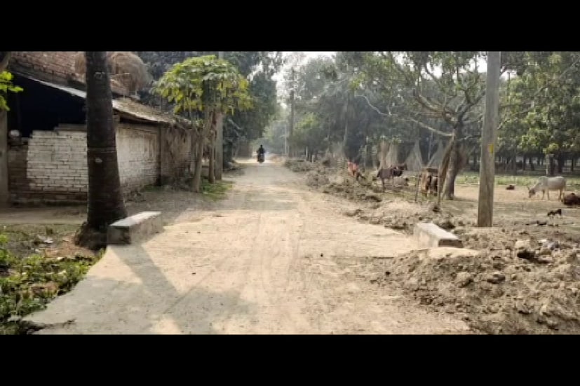 এই রাস্তা তৈরি হলে বাহারাল থেকে রতুয়া পর্যন্ত বিকল্প সংযোগ পথ গড়ে উঠবে। কিছুদিন আগেই ঘটা করে এই রাস্তা তৈরির কাজের সূচনা করেন মালদা জেলা পরিষদের সভাধিপতি এটিএম রফিকুল হোসেন। রাস্তা তৈরি হলে বহু মানুষ উপকৃত হবেন এনিয়ে কোনও দ্বিমত নেই। কিন্তু, অভিযোগ উঠেছে এই রাস্তার তিন কিলোমিটারের মধ্যে অন্তত দেড় কিলোমিটার রাস্তা আগেই ঢালাই হয়ে রয়েছে। সেই অংশে কোনরকম কাজও হচ্ছে না। প্রকল্প ব্যয় বা প্রকল্প সংক্রান্ত কোনওরকম বোর্ডও কোথাও লাগানো হয়নি। শুধু তাই নয়, স্থানীয় বাসিন্দারা ঢালাই রাস্তার দাবি করলেও কেবলমাত্র মাটি ও ধূস ফেলে পিচ রাস্তা তৈরির পরিকল্পনা নেওয়া হচ্ছে। এই রাস্তার কাজ অত্যন্ত নিম্নমানের। এতেও রাস্তা টিকবে না বলে দাবি স্থানীয়দের। আরও অভিযোগ,  রাস্তার কাজ ও সিডিউল নিয়ে প্রশ্ন তুললে শাসকদলের হুমকির মুখে পড়তে হচ্ছে স্থানীয়দের।