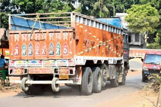 গাড়ি দাঁড় করিয়ে ডাকাতির অভিযোগ