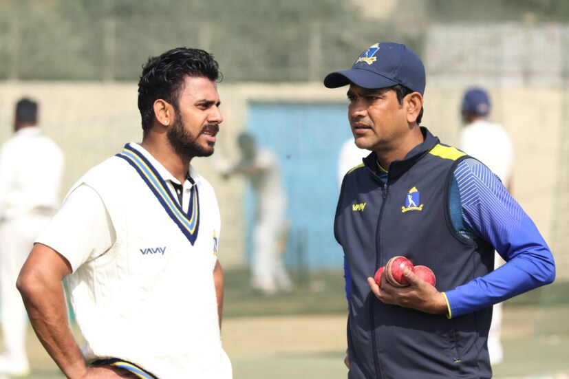 বাংলার প্রথম একাদশে রয়েছেন, অভিমন্যু ঈশ্বরন, সুমন্ত গুপ্ত, সুদীপ ঘরামি, অনুষ্টুপ মজুমদার, মনোজ তিওয়ারি (ক্যাপ্টেন), শাহবাজ আহমেদ, অভিষেক পোড়েল (উইকেটকিপার), আকাশ ঘটক, আকাশ দীপ, মুকেশ কুমার ও ইশান পোড়েল।