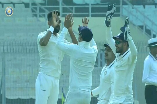 জয় দেবের দুর্দান্ত বোলিংয়ে চালকের আসনে সৌরাষ্ট্
