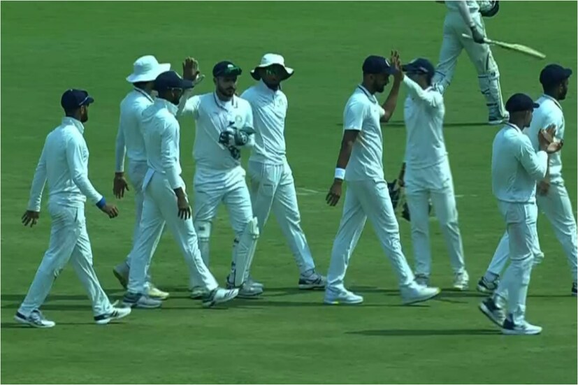 শেষের দিকে বাংলার টেলেন্ডাররা খুব একটা লড়াই দিতে পারেনি। ১৭৪ রানে অলআউট হয়ে যায়। ৩টি করে উইকেট নেন জয়দেব উনাদকাট ও চেতন সাকারিয়া। ২টি করে উইকেট নেন চিরাগ জানি ও ডি জাদেজা।