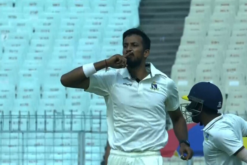 চতুর্থ উইকেটের জন্য বেশি অপেক্ষা করতে হয়নি বাংলাকে। ১০৯ রানে পরের উইকটে হারায় সৌরাষ্ট্র। ৮ রান করে ঈশান পোড়েলর বলে আউট হন চেতন সাকারিয়া। এরপর শেলডন জ্যাকসন ও অর্পিত ব্যাসদেভা মিলে এগিয়ে নিয়ে যান দলের স্কোরবোর্ড।