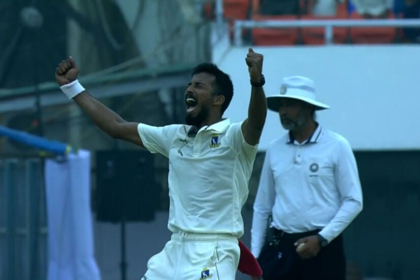 দ্বিতীয় দিনে ব্যাট করতে নেমে নাইট ওয়াচম্যান চেতন সাকারিয়াকে নিয়ে শুরুটা ভালো করেছিল হার্ভিক দেশাই। নিজের অর্ধশতরানও পূরণ করেন তিনি। দলের ১০১ রানের মাথায় ব্যক্তিগত ৫০ রান করে মুকেশ কুমারের বলে আউট হন হার্ভিক দেশাই। চতুর্থ উইকেটের জন্য বেশি অপেক্ষা করতে হয়নি বাংলাকে। ১০৯ রানে পরের উইকটে হারায় সৌরাষ্ট্র। ৮ রান করে ঈশান পোড়েলর বলে আউট হন চেতন সাকারিয়া।