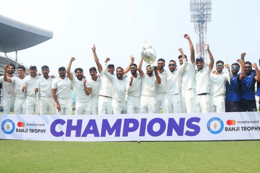 জবাবে ব্যাট করতে নেমে ৪০৪ রানের বিশাল স্কোর করে সৌরাষ্ট্র। ২৩০ রানের লিড নেয়। দ্বিতীয় ইনিংসে ২৪১ রান করে বাংলা। ১২ রানের টার্গেট ১ উইকেট হারিয়েই তুলে নেয় সৌরাষ্ট্র।