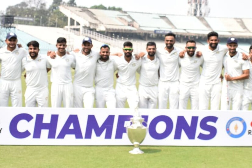 এবার ফের একবার বাংলাকে হারিয়েই চ্যাম্পিয়ন হল সৌরাষ্ট্র। রঞ্জি ট্রফির ইতিহাসে এই নিয়ে দুবার চ্যাম্পিয়ন হল সৌরাষ্ট্র। দুবারই প্রতিপক্ষ বাংলা।