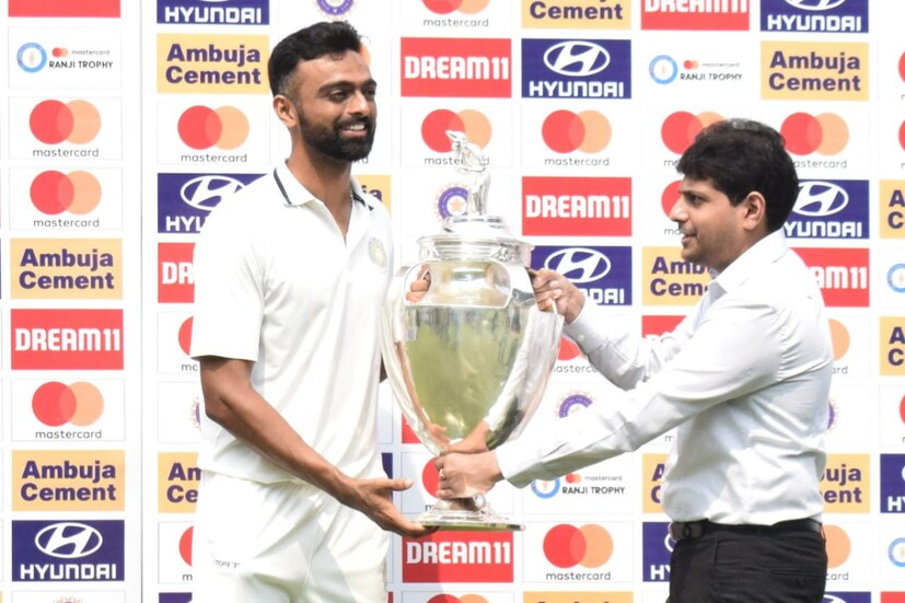 বাংলার ঘরে এসে 'মনোজ-লক্ষ্মী'-র দলকে হারিয়ে ভারত সেরা হয়েছে সৌরাষ্ট্র। ৯ উইকেটে ম্যাচ জিতে রঞ্জি ট্রফি চ্যাম্পিয়ন হল জয়দেব উনাদকাটের দল।