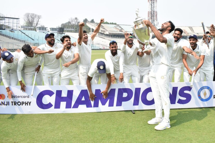 এর পর ট্রফি হাতে ইডেনে সৌরাষ্ট্রের সেলিব্রেশন ছিল দেখার মত। প্রতিপক্ষের ঘরের মাঠে ট্রফি জিতে আলাদাই উন্মাদনা লক্ষ্য করা যায় উনাদকাটদের মধ্যে।