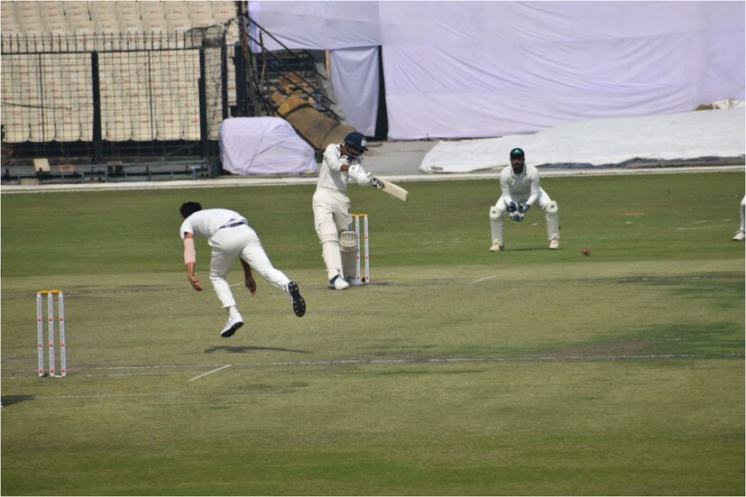 কিছুটা লড়াই করার চেষ্টা করেন শাহবাজ আহমেদ ও আকাশ ঘটক। দুজন মিলে জুটিতে ৩১ রান যোগ করে। ৬৫ রানে ষষ্ঠ উইকেট পড়ে বাংলার। ১৭ রান করে আউট হন আকাশ ঘটক।