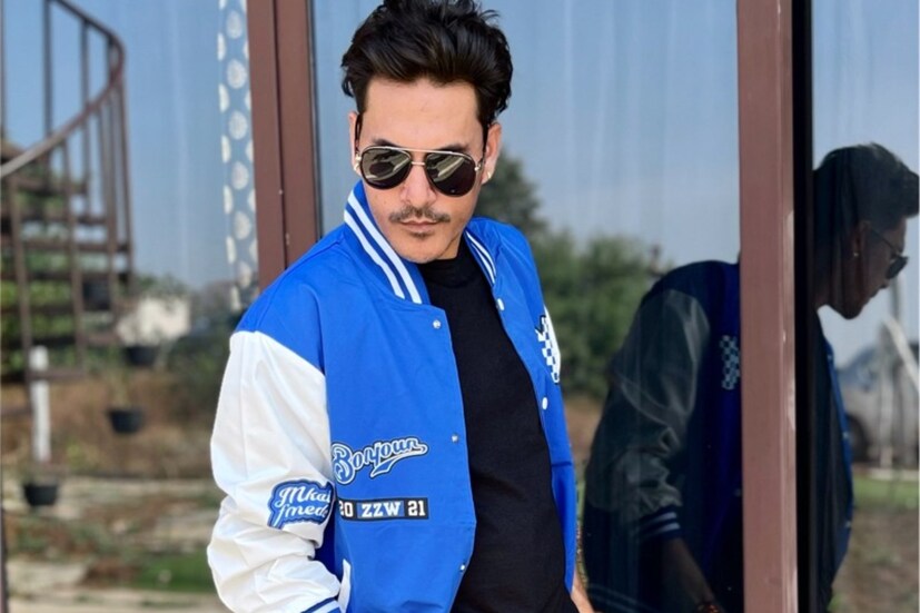 কিন্তু তাঁরই জন্য নাকি গান গাওয়া ছাড়তে হয়েছে এই বিখ্যাত গায়ককে! ভানু প্রতাপ। নাম অচেনা লাগলেও তাঁর গাওয়া গান প্রবল জনপ্রিয় হয়েছে বারবার।