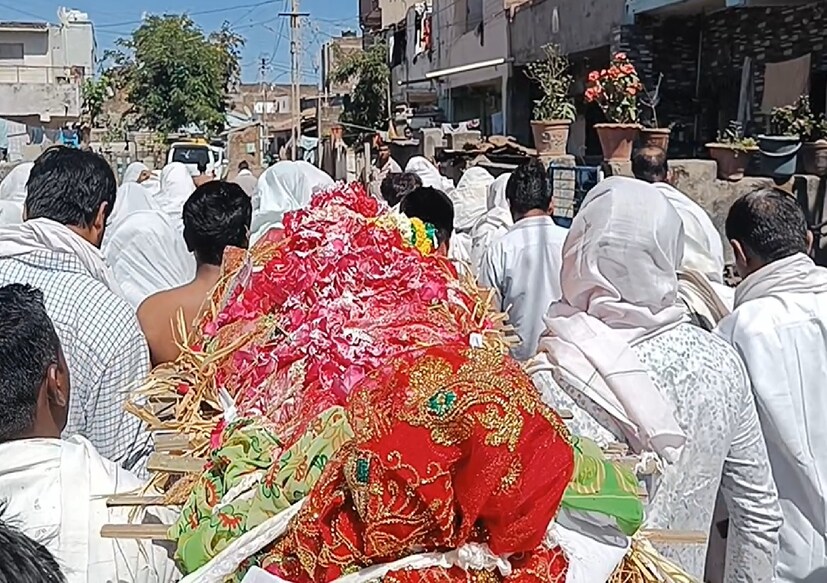  স্থানীয় সূত্রে খবর, সুভাষনগর এলাকায় ভগবানেশ্বর মন্দিরের সামলে পশুপালক পরিবারের জিনাবাই ভাকাভাই রাঠোরের বাড়িতে বিয়ের অনুষ্ঠান ছিল। ফলে বাড়িতে হইচই আনন্দের আবেশ ছিল। অতিথি এবং আত্মীয়দের উপস্থিতিতে বাড়ি হয়ে উঠেছিল সরগরম। চলছিল গানবাজনা। জিনাভাই রাঠোরের কন্যা হেতালের সঙ্গে বিয়ে ঠিক হয়েছিল নারী গ্রামের রাণাভাই বুটাভাই আলগোটারের পুত্র বিশালের।