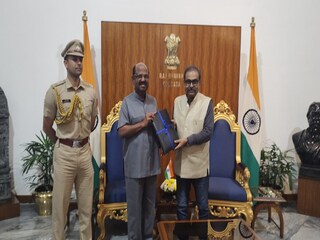 ত্রিস্তরীয় পঞ্চায়েত নিয়ে গুরত্বপূর্ণ রিপোর্ট জমা রাজ্যপালের কাছে, রাজভবনে অভিরূপ সরকার- রাজ্যপাল গুরুত্বপূর্ণ বৈঠক