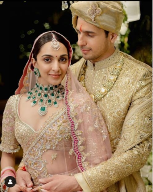 বলিউড পেয়েছে নতুন তারকা দম্পতি। সিদ্ধার্থ মালহোত্রা এবং কিয়ারা আডবাণী। মঙ্গলবার সন্ধ্যায় বিবাহ সম্পন্ন হল তাঁদের। সমস্ত রীতি আচার অনুষ্ঠান মেনে বিয়ে করেছেন ‘শেরশাহ’ ছবির নায়ক-নায়িকা।