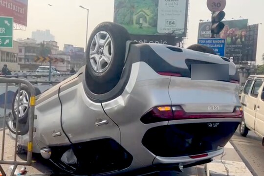 উল্টে গেছে গাড়ি