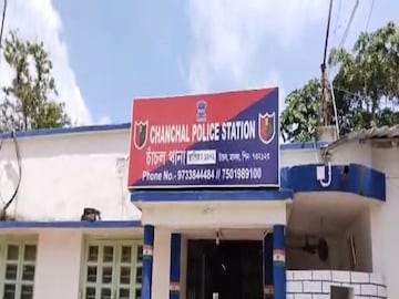 মালদহে বাড়ির সামনে ফাটল বোমা 