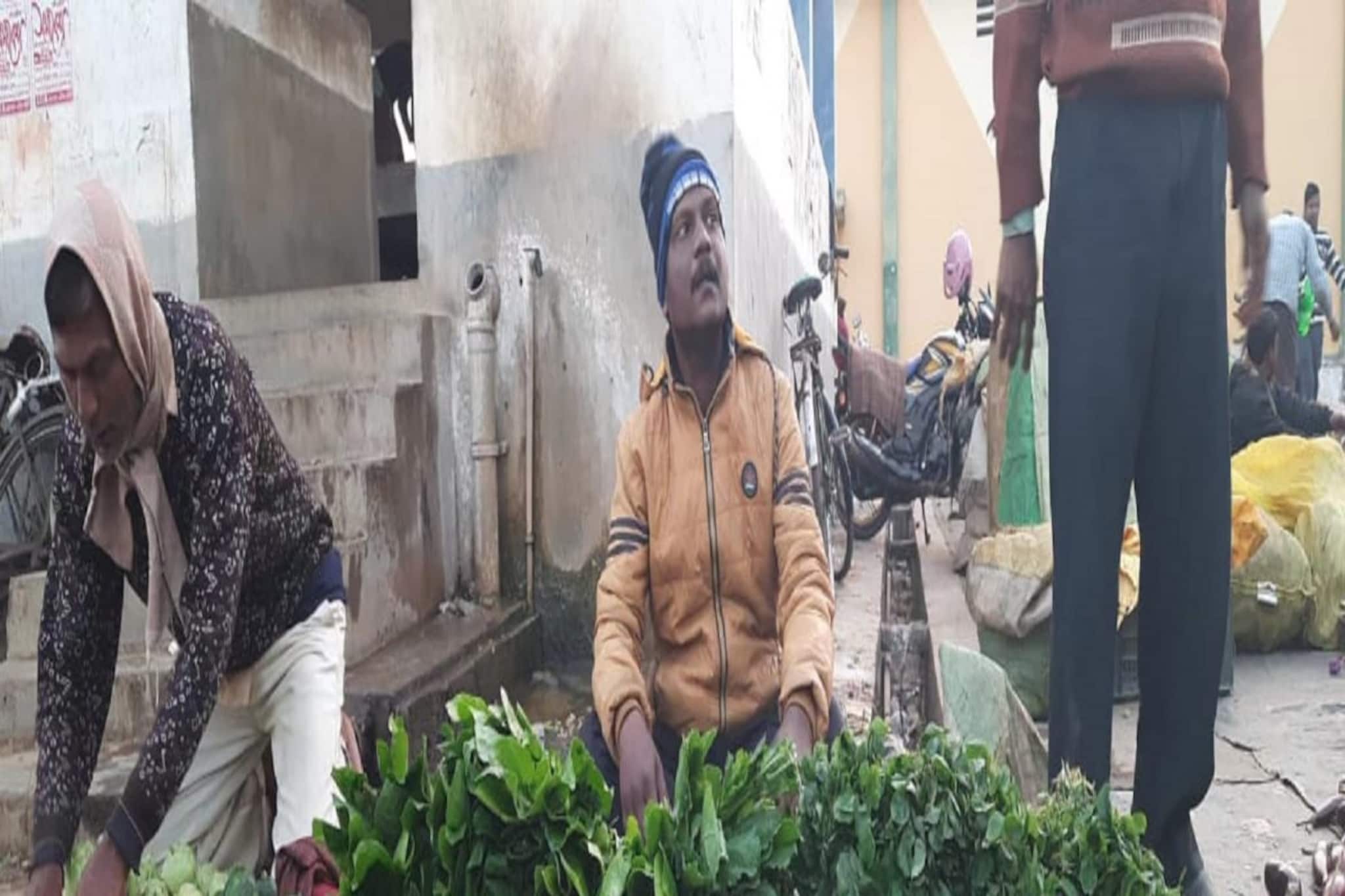 সংসার চালাতে সবজি বিক্রি করছেন চন্দ্রকোণার তৃণমূল কাউন্সিলর, দেখুন ভাইরাল ছবি