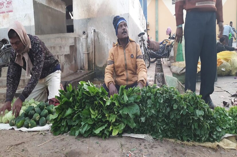 কাউন্সিলর সবজি বিক্রেতা! শুনতে খটকা লাগলেও জনপ্রতিনিধি হিসাবে দৃষ্টান্ত চন্দ্রকোণা পৌরসভার ৯ নং ওয়ার্ডের তৃণমূল কাউন্সিলর সমর দোলই। আর্থিক স্বচ্ছলতা নেই,সংসার চালাতে প্রতিদিন ভোরে বাজারে সবজি বিক্রেতার ভূমিকায় দেখতে পাওয়া যায় কাউন্সিলর সমর দোলইকে। একজন জনপ্রতিনিধির এমন ভূমিকাকে কুর্নিশ জানাচ্ছেন চন্দ্রকোনাবাসী। একদিকে কাউন্সিলর অপরদিকে সবজি বিক্রেতা দুই কাজই সততার সঙ্গে পালন করে চলেছেন পশ্চিম মেদিনীপুর জেলার চন্দ্রকোণা পৌরসভার ৯ নং ওয়ার্ডের কাউন্সিলর সমর দোলই। নেতা বা জনপ্রতিনিধি হওয়া মানেই যে আর্থিক প্রতিপত্তি বৃদ্ধির মাধ্যম সেই ভাবনা খানিক হলেও বদলে দিয়েছেন চন্দ্রকোণা পৌরসভার ৯ নং ওয়ার্ডের তৃণমূল কাউন্সিলর সমর দোলই। ওই ওয়ার্ডের দলমাদল গ্রামে বাড়ি সমর দোলইয়ের। ৩৪ বছর বয়সী সমর দোলইয়ের বাড়ি বলতে দু-কামরার ছোট পাকা বাড়ি তার সামনে টিন দিয়ে ঘেরা। (ছবি ও তথ্য-- সুকান্ত চক্রবর্তী)