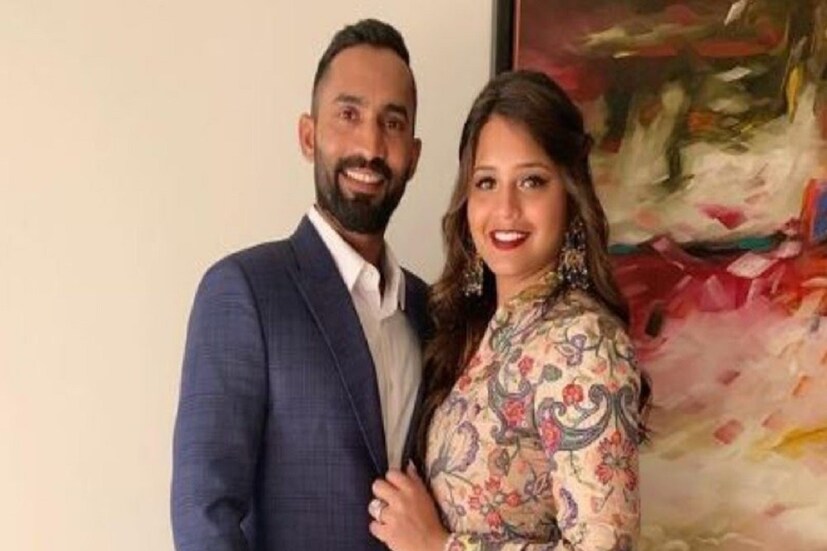 ৩৪ মাস পর ভারতীয় দলে ফেরেন কার্তিক। আইপিএলে ব্যাট হাতে দুরন্ত পারফরম্যান্সের পর জাতীয় দলে ফেরা প্রত্যাশিতই ছিল।  দীপিকা কার্তিককে অনেক সাহায্য করেছেন নিজেকে ফিরে পাওয়ার ব্যাপারে