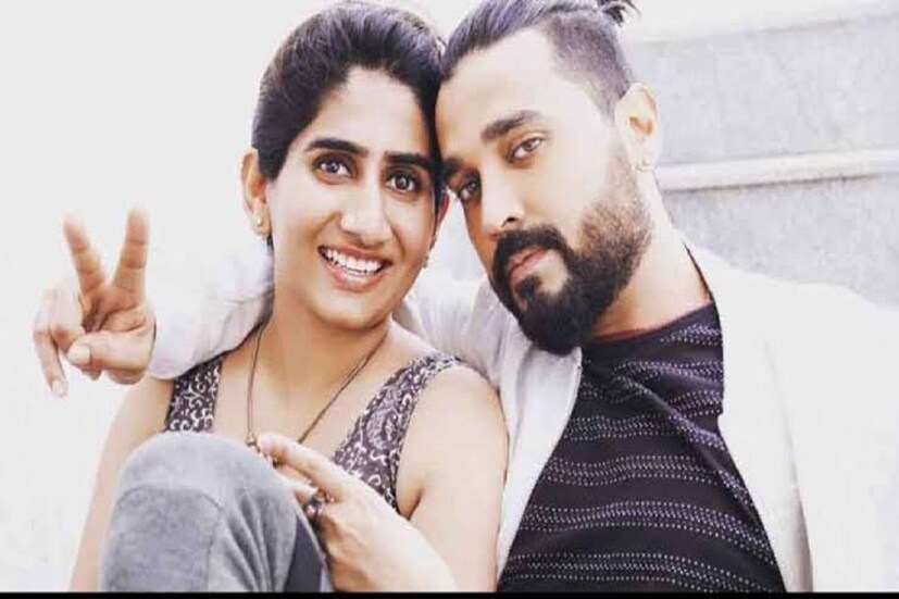 দীনেশ কার্তিকের বায়োপিক তৈরি হলে বিশাল জায়গা জুড়ে থাকলে তাঁর বৈবাহিক জীবনে প্রতারণার গল্প। তাঁর নজর এড়িয়ে তাঁর প্রাক্তন স্ত্রী নিকিতা পরকীয়ায় জড়িয়ে ছিলেন তাঁর সতীর্থ মুরলি বিজয়ের সঙ্গে