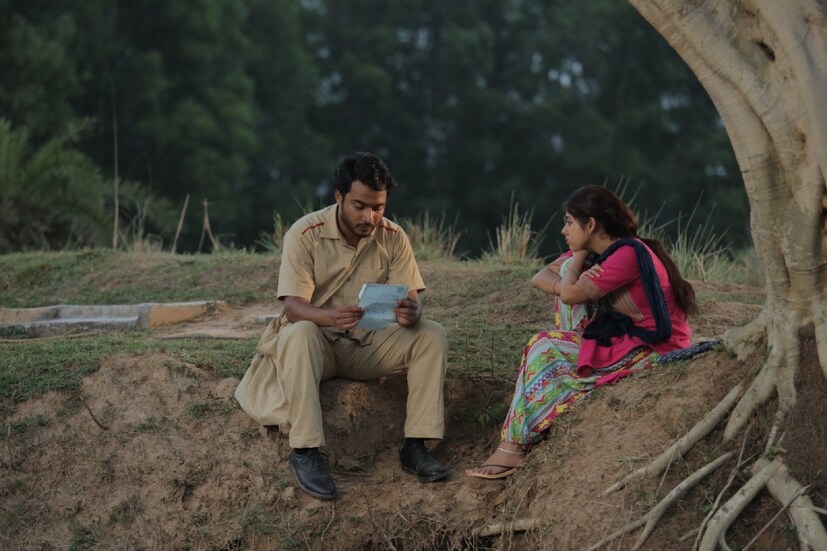 'ডাকঘর' শব্দটির সঙ্গে জড়িয়ে বাঙালির একরাশ আবেগ। তা সে রবীন্দ্রনাথ হোক বা প্রথম প্রেমের চিঠি। সবের সঙ্গে ওতপ্রোতভাবে জড়িয়ে এই ডাকঘর। আজ হয়তো এই দুরন্ত সোশ্যাল মিডিয়া ও ফেসবুক, ইনস্টাগ্রাম, হোয়াটসঅ্যাপ, টেলিগ্রামের যুগে চিঠির কথা সেভাবে আর মনে পড়ে না। কিন্তু এখনও সেই গোলাপি খামে চিঠি, লেটার, পোস্ট কার্ড, মানি অর্ডার, টেলিগ্রাম, স্ট্যাম্প শব্দগুলি কোথাও যেন মগজ এবং মনিকোঠায় থেকে গিয়েছে। 