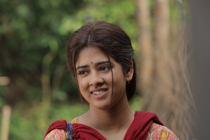 দিতিপ্রিয়ার কথায়, &quot;আমি এই প্রজন্মের হলেও অত্যন্ত ওল্ড স্কুল। আমার কাছে এখনও অনেক জমানো চিঠি রয়েছে। আমার কাছে ডাকঘর, চিঠিগুলোর গুরুত্ব অনেকখানি। আমি আজও ফ্যানদের অনেক চিঠি সযত্নে রেখে দিয়েছি। সেই সব চিঠির মধ্যে এমন ভালোলাগা এবং আত্মিক সম্পর্ক রয়েছে, যা একমাত্র পড়লেই অনুভব করা যায়। তাই 'ডাকঘর'-এ অভিনয় করা আমার কাছে এক বড় প্রাপ্তি। এখানে চিঠির ভাঁজে, গল্পের মোড়কে অনেক আবেগ লুকিয়ে রয়েছে। দর্শকরা দেখলেই বুঝতে পারবে এবং নিজেদের সঙ্গে একাত্ম করতে পারবে।&quot;