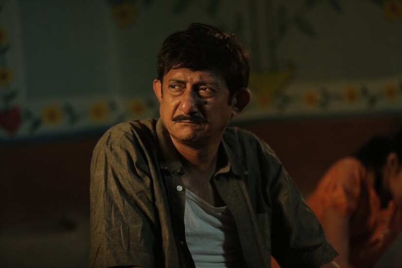কাঞ্চন মল্লিক জানালেন, &quot;আজকাল ডাকঘর মানেই কোথাও যেন সঞ্চয়ের ঠিকানা। কিন্তু ডাকঘর যে একটা অন্য আবেগ তা এই প্রজন্ম হয়তো জানে না। খামের ভিতরের চিঠি অনেক কথা বলে। কত কাহিনি রয়েছে তার। টুকরো টুকরো কথা। যেমন, 'মা কেমন আছো?', 'খোকা কবে বাড়ি আসবি।' 'বাবা মানি অর্ডারটা পেয়েছ'। এইসব চিঠির লাইন শুধুমাত্র নিছক একটি চিঠি নয়। এগুলোর মধ্যে জীবনের আবেগ, সম্পর্ক, সূক্ষ্ম অনুভূতি খামে ভরা থাকে। কত ইমোশন ডেলিভার হয় চিঠির মাধ্যমে। কিন্তু যেসব চিঠি বিলি হয় না, সেখানে লুকিয়ে থাকে অন্য গল্প। তার জন্য দেখতে হবে ডাকঘর। আমাদের এই গল্পে সেক্স নেই, ডিটেকটিভ নেই, ভায়োলেন্সও নেই।