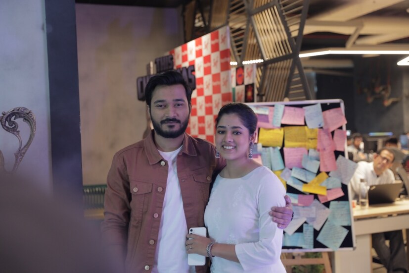 তাই বেছে নিয়েছেন ডাকঘরের মতো বিষয় যেখানে রয়েছে একরাশ চিঠি এবং প্রত্যেক চিঠির সঙ্গে জড়িয়ে এক একটা গল্প। সেই সব গল্পের আবেগ অনুভূতি দর্শকদের পৌঁছে দেবে এক অন্য জগতে। যা হয়তো খুব চেনা অথচ আজকাল আর তার নাগাল পাওয়া যায় না। আর সেখান থেকেই মোড় নেবে এক নতুন সম্পর্ক যার এক বিন্দুতে দিতিপ্রিয়া এবং অন্য বিন্দুতে সুহোত্র।