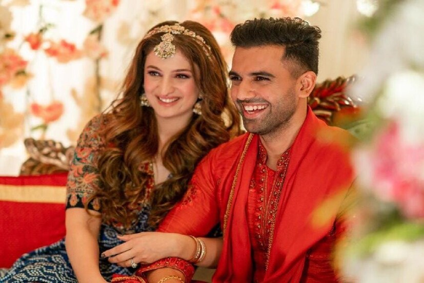 জাতীয় দলের জার্সিতে তাকে কবে দেখা যাবে ঠিক নেই। কিন্তু বউয়ের সঙ্গে গদগদ প্রেম এবং ন্যাকামির ছবি সোশ্যাল মিডিয়া জুড়ে ছেয়ে গেছে