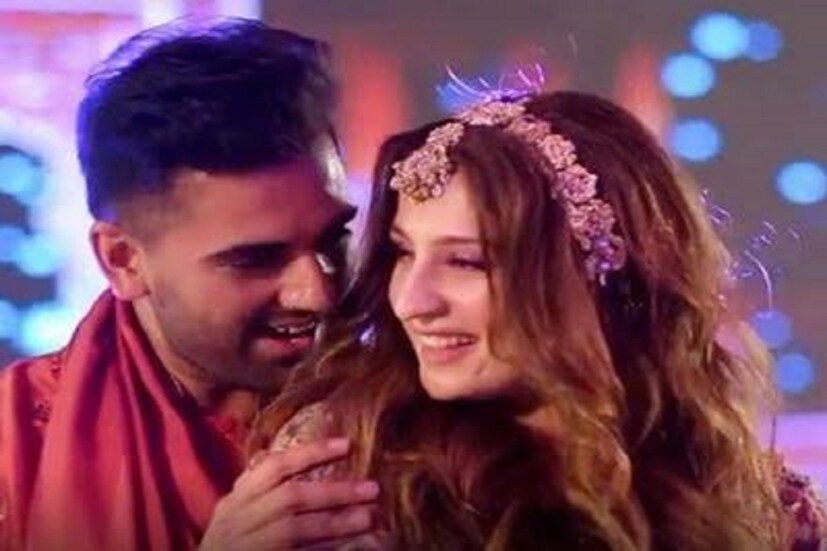 চোটের কারণে চেন্নাই সুপার কিংসের হয়ে আইপিএল খেলতে পারেননি দীপক। কিন্তু আইপিএলই তাঁর প্রেমের সাক্ষী। দুবাই আন্তর্জাতিক ক্রিকেট স্টেডিয়ামে ম্যাচের পর দীপক বিয়ের প্রস্তাব দেন প্রেমিকা জয়া ভরদ্বাজকে