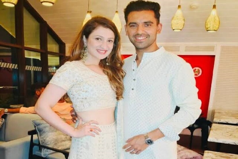 দীপক-জয়ার সম্পর্ক কয়েক বছরের। বিগ বস খ্যাত মডেল সিদ্ধার্থ ভরদ্বাজের বোন জয়া দীপকের দিদি মালতী চাহার বলিউড অভিনেত্রী। সেই অর্থে তাঁদের সম্পর্কের পরিণতি ক্রিকেট-বলিউডের আরও এক গাঁটছড়া