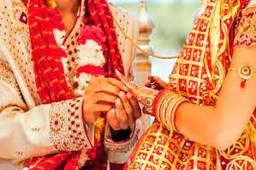 সোজাসুজি বিয়ের অনুষ্ঠান শুরু হয় ৷ একটার পর একটা উপাচার সৃষ্টি তৈরি হচ্ছে বিয়ে বাড়িতে শুধুই চোখ খুঁজছে মা, ভাই-সহ অন্যান্য আত্মীয় স্বজনকে ৷ প্রতীকী ছবি ৷