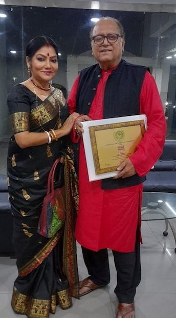 এই অভিব্যক্তি জানানোর পরে দোলনের চোখ ছলছল করছিল ৷ তবে জীবনের পরম সত্য দীপঙ্কর দে-কে পাশে নিয়ে স্বীকার করেছিলেন দোলন রায় ৷ ফাইল ছবি ৷