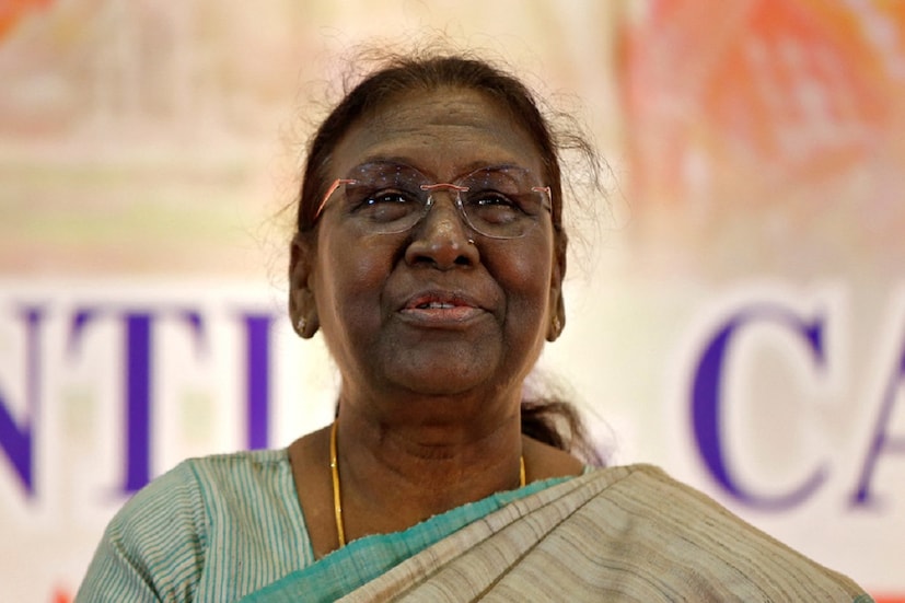 তারপরেই অফিস প্রোটোকল মেনে রাষ্ট্রপতিকে অনুরোধ করা হয় যাতে তিনি নরেন্দ্র মোদির সামনে দাঁড়ান ৷ ফাইল ছবি ৷