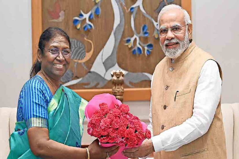 প্রোটোকল ভেঙে প্রধানমন্ত্রী নরেন্দ্র মোদির পিছনে দাঁড়িয়েছিলেন রাষ্ট্রপতিদ্রৌপদী মুর্মু, যেখানে তাঁর দাঁড়ানোর কথা প্রধানমন্ত্রীর সামনে ৷ ফাইল ছবি ৷