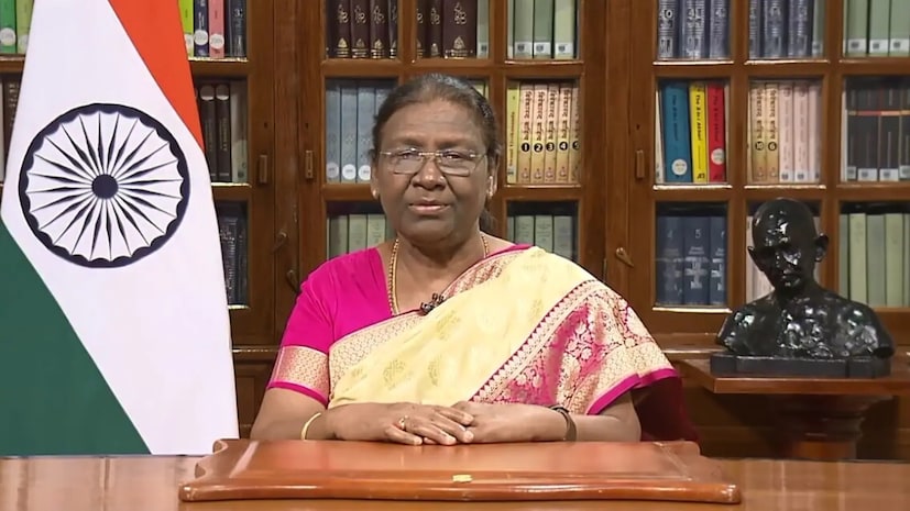 দীপাবলিতে প্রতিটি কর্মচারীকে রাষ্ট্রপতি প্রতিভা দ্রৌপদী মুর্মু একটি বড় বাক্সের মিষ্টির প্যাকেট দিয়েছিলেন ৷ এই কারণে তিনি নিজের ব্যক্তিগত টাকা থেকেই লক্ষ টাকা খরচ করেছিলেন ৷ ফাইল ছবি ৷
