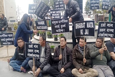 দার্জিলিংয়ে অনশনে বিনয় তামাং, অজয় এডওয়ার্ডরা। 
