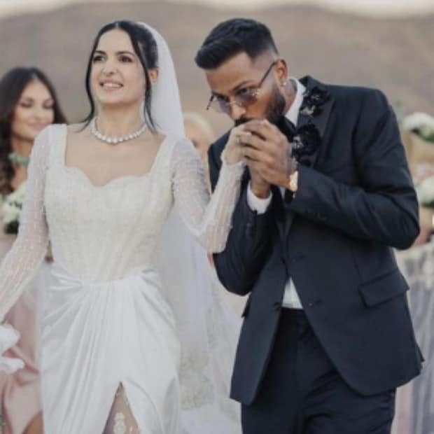 বিয়ের ছবি শেয়া করে ক্যাপশেন লিখেছেন,&quot;আমরা তিন বছর আগে যে শপথ নিয়েছিলাম তা নবীকরণ করে আমরা ভালোবাসার এই দ্বীপে ভ্যালেন্টাইন্স ডে উদযাপন করেছি। সঙ্গে আমাদের পরিবার এবং বন্ধুদের পেয়ে আমরা সত্যিই ধন্য&quot;।
