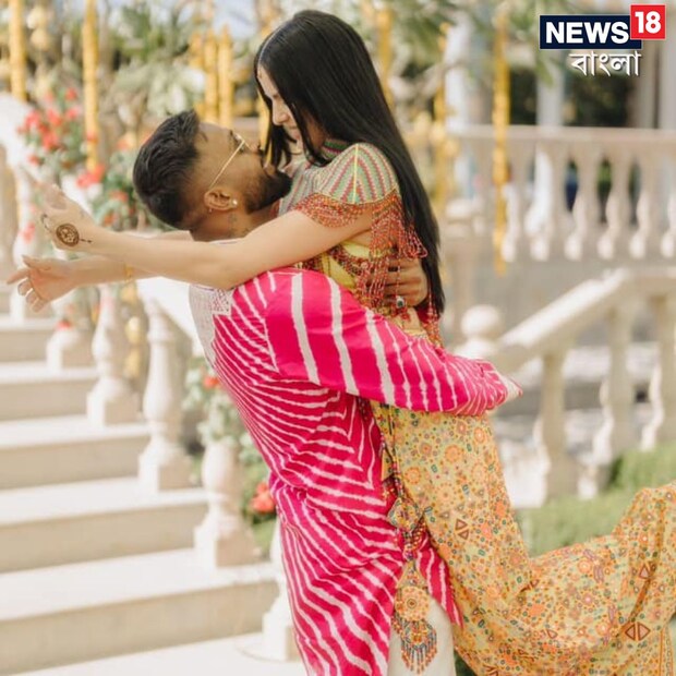গায়ে হলুদের ছবিতে একাধিক রোমান্টিক পোজে ধরা দেন হার্দিক পান্ডিয়া ও নতাসা স্তানোকোভিচ।