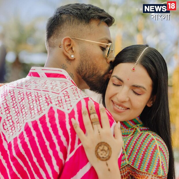  ফটো শুটের সময় হার্দিক পান্ডিয়া ভালোবাসার চুমুতে ভরিয়ে দেন নতাসাকে। যেই ছবি ঝড় তুলেছে নেট দুনিয়ায়।