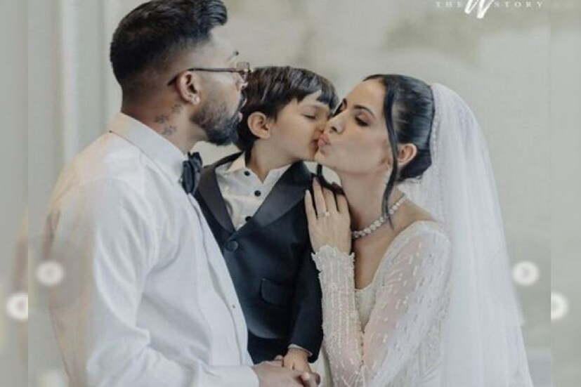 ২০২০ সালে আইনি মতে নতাসা স্তানোকোভিচকে বিয়ে করেছিলেন হার্দিক পান্ডিয়া। সামাজিক বিয়ে েসই সময় হয়নি। গত ১৪ েফব্রুয়ারি ছেলে কোলে নিয়ে ফের নতাসাকে বিয়ে করেন হার্দিক।