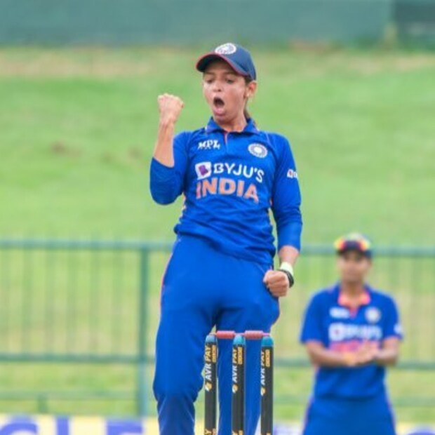 হরমনপ্রীত জানিয়েছেন,“আমার কাছে এটা বিরাট সম্মান। দলের তরফেও আবেগপূর্ণ বার্তা পেয়েছি। বিসিসিআই এবং আইসিসি-কে ধন্যবাদ, যারা আমাদের এত ম্যাচ খেলার সুযোগ করে দিয়েছে।&quot;