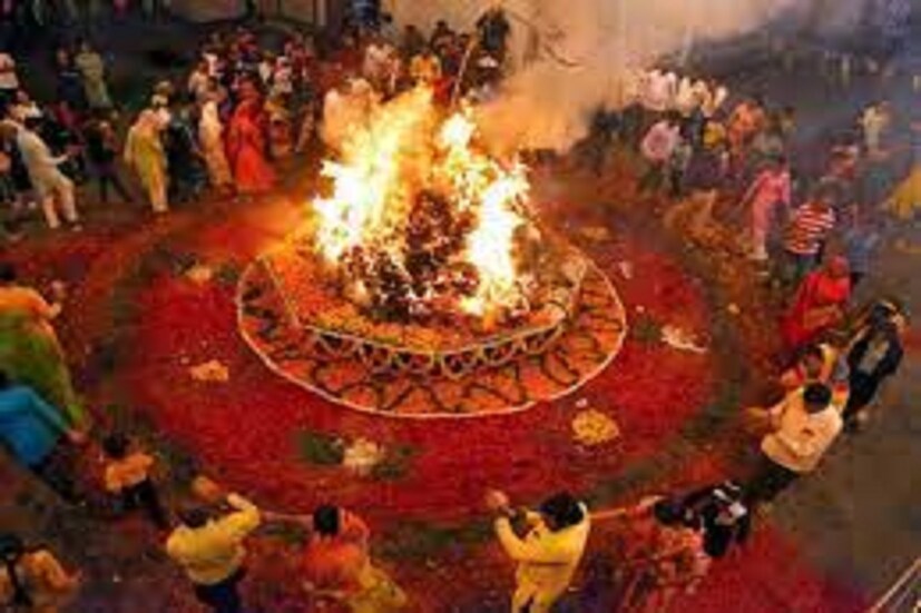 ফাল্গুন মাসের পূর্ণিমায় রঙের উৎসব হোলি আর বাঙালিদের বসন্তোৎসব পালিত হয়ে থাকে ৷ এই বছরে হোলিকা দহন আগামী ৭ মার্চ, ২০২৩ ও ৮ মার্চ ২০২৩ হল রঙের উৎসব ৷ প্রতীকী ছবি ৷
